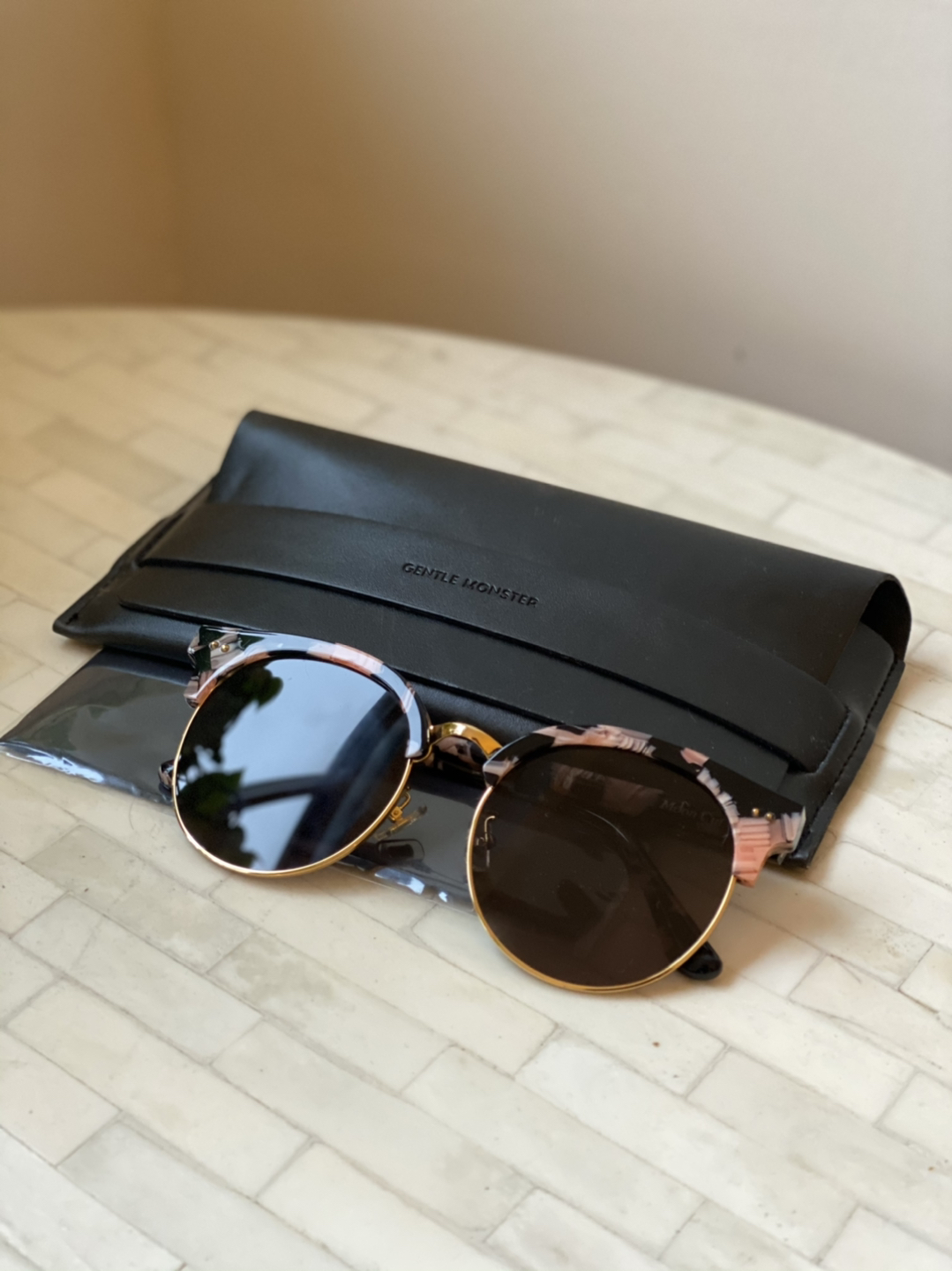 [Gentle Monster] “Moon Cut” Sunglasses in Pink/Black thumbnail