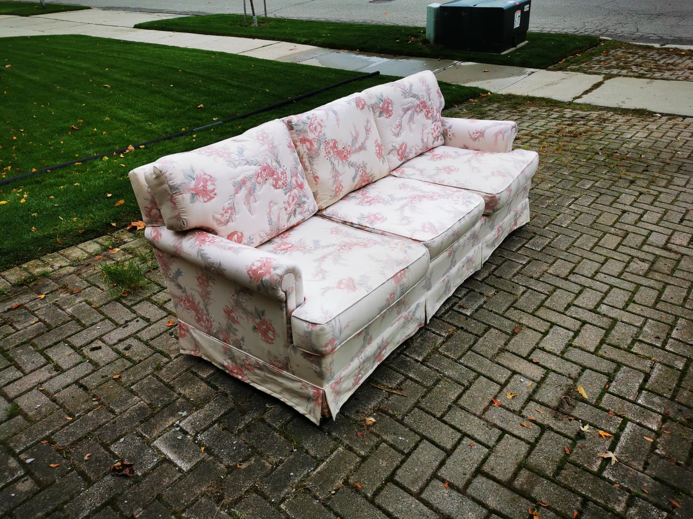 comfy Sofa (sold) - photo 3