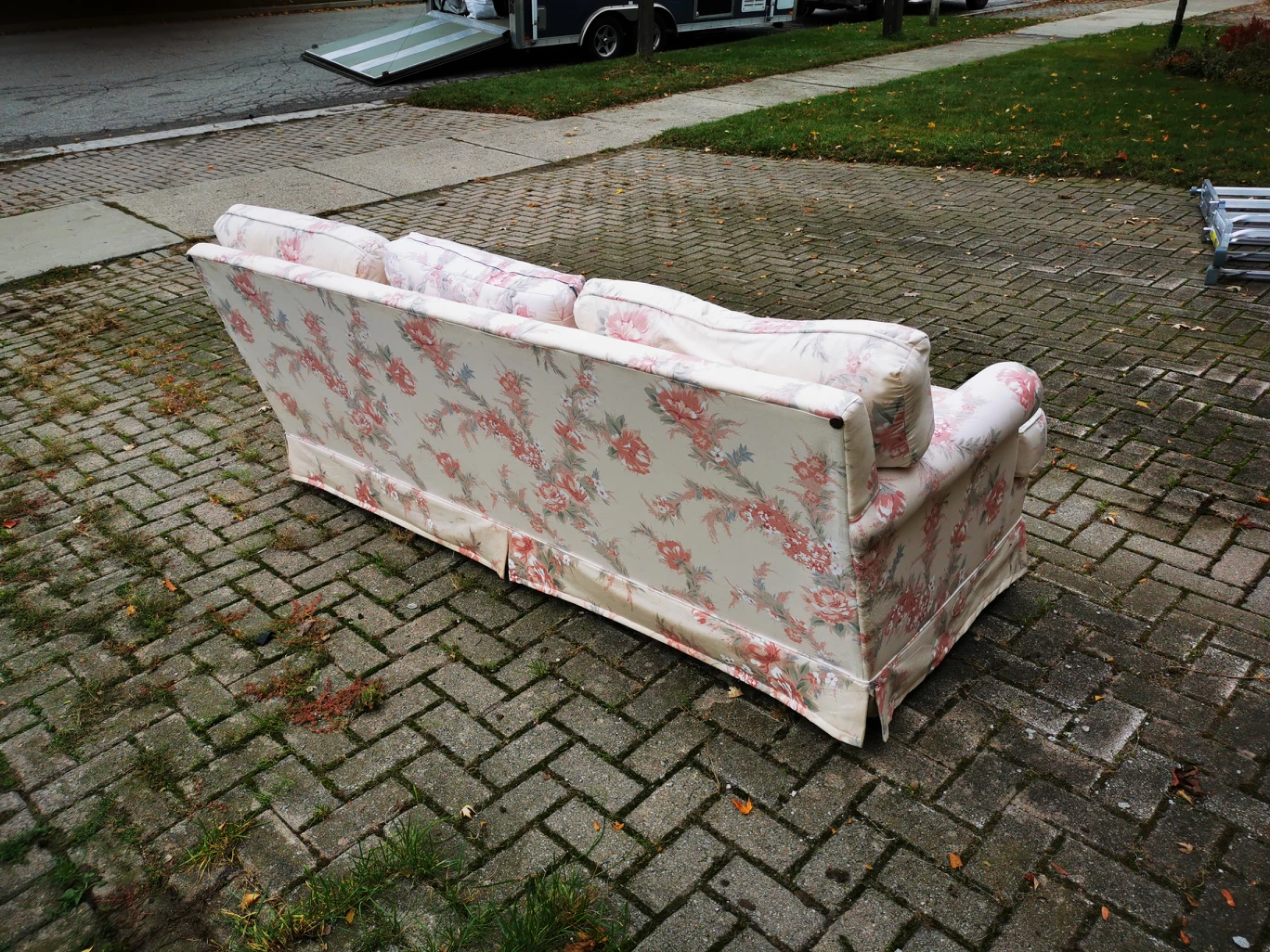 comfy Sofa (sold) - photo 4