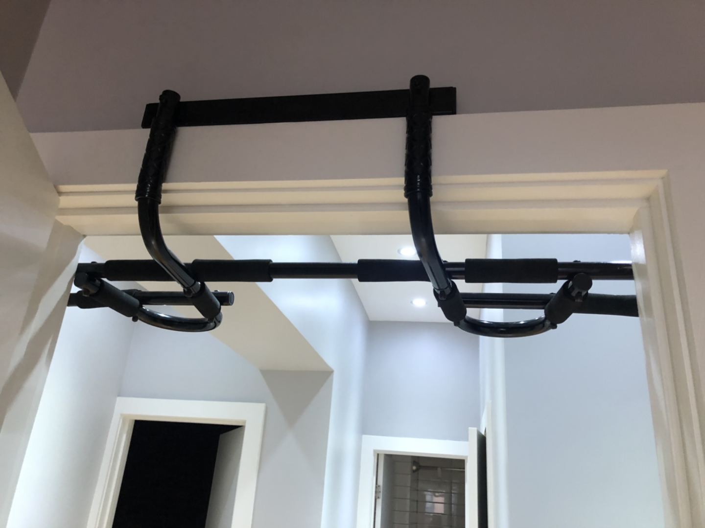 Doorway pull up bar