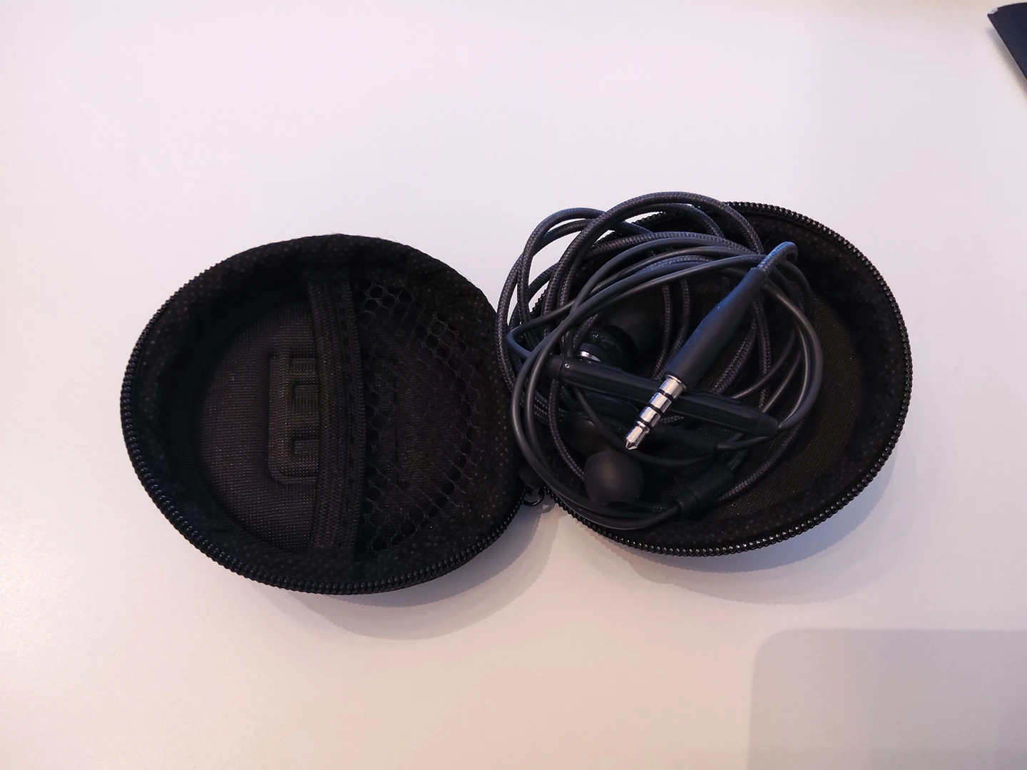 earphones with a case - photo 2