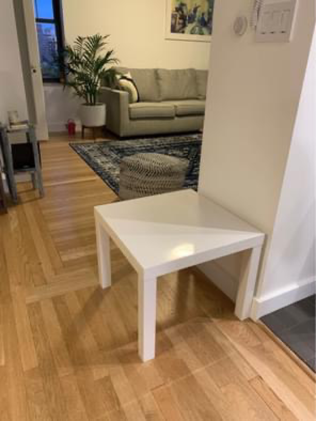 White table  thumbnail