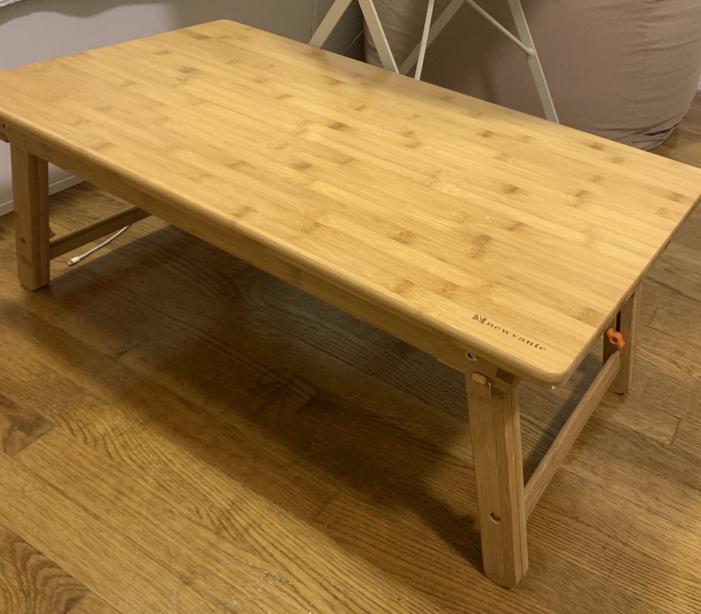 Foldable laptop tray