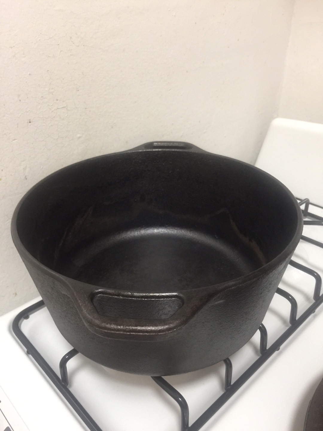 Lodge 5 Quart Cast Iron Dutch Oven - photo 2