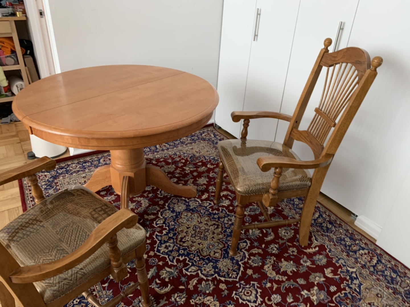 Beautiful Wood Dining Table (expendable) + 2 chairs - photo 4