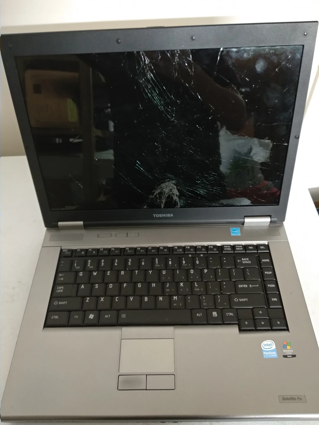 Broken Toshiba Satellite Pro laprop - as is