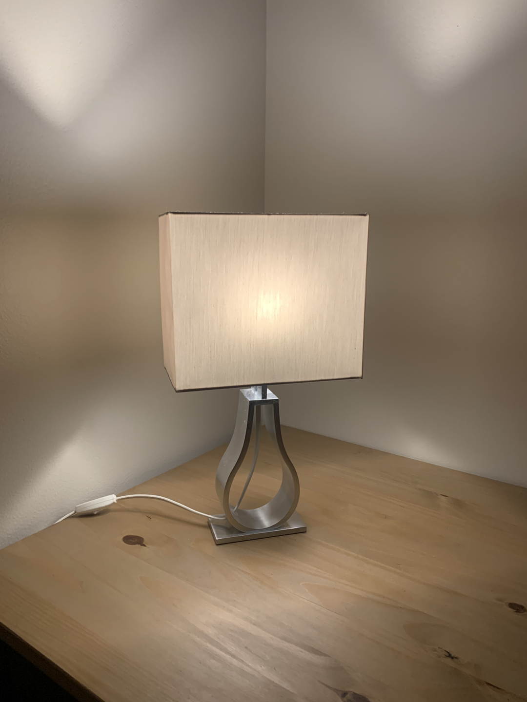 Table lamp with a LED bulb