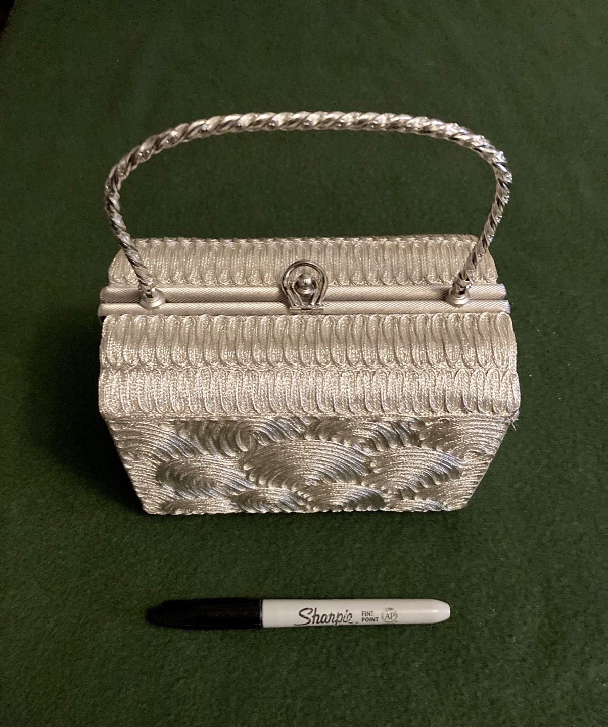 A beautiful silver dressy bag (new)