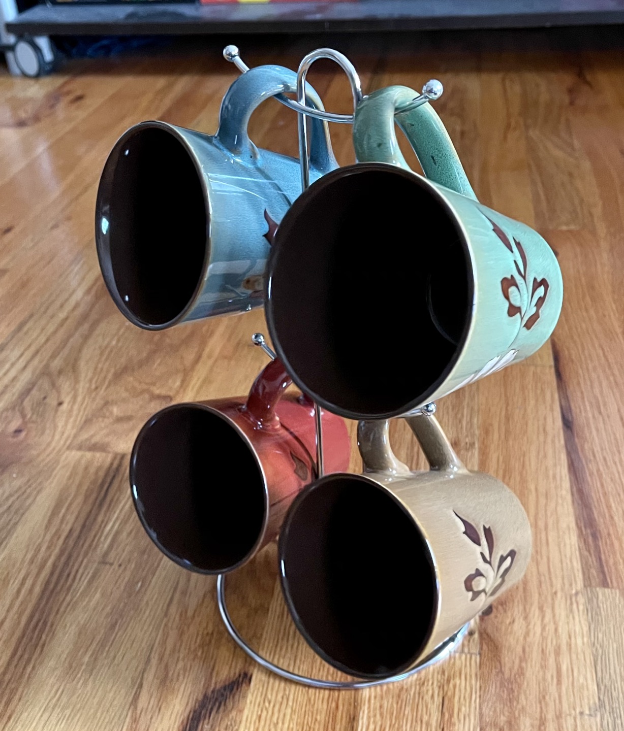 Set of 4 mugs with stand
