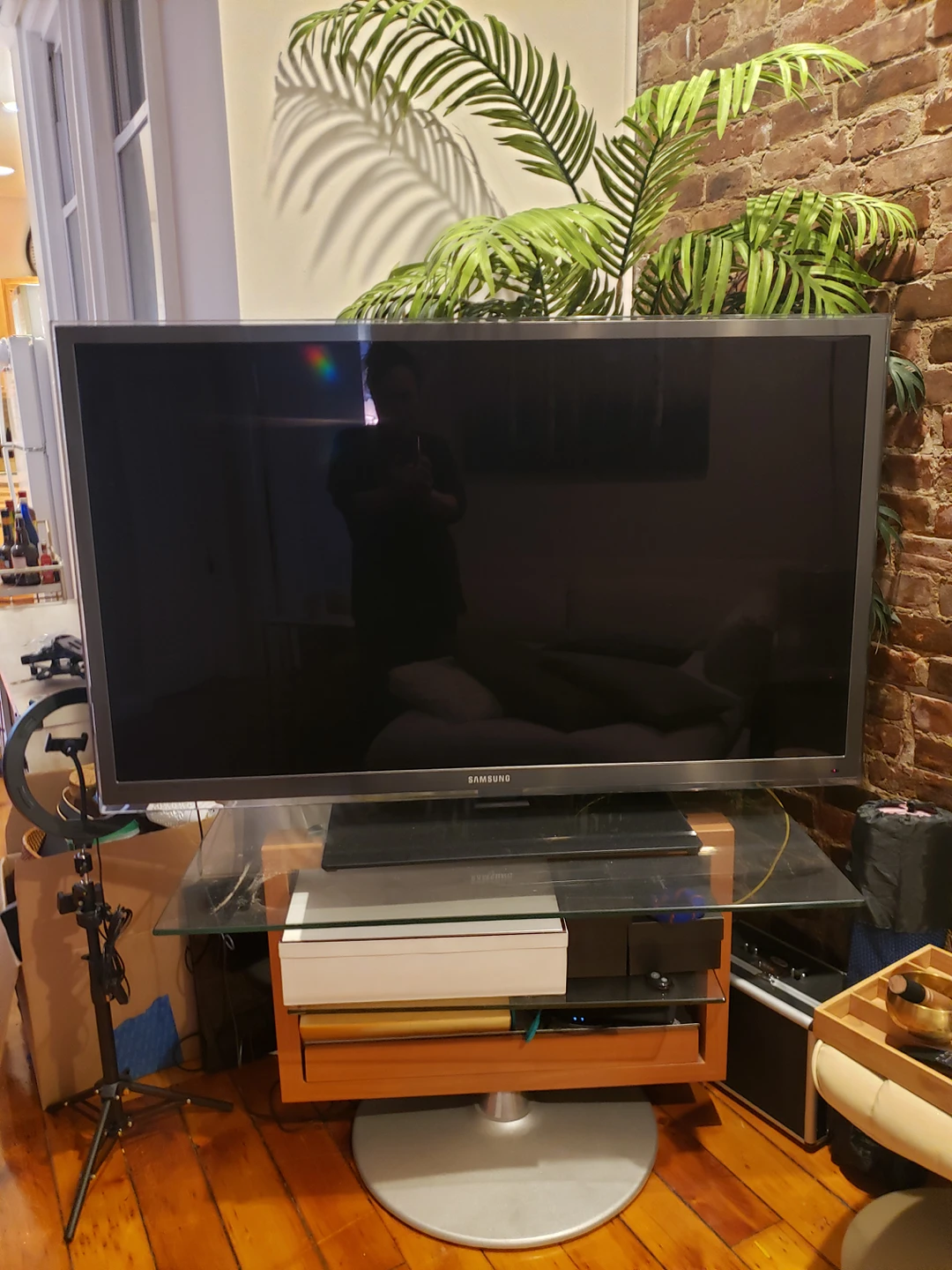 Gorgeous glass/wood swirling TV stand - photo 3