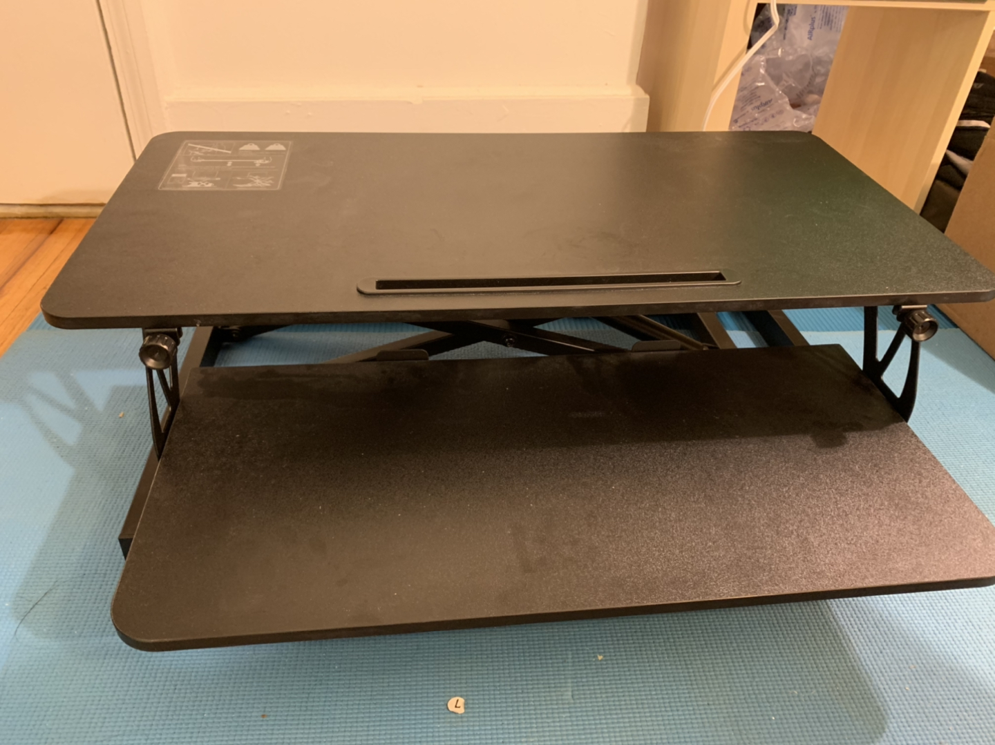 Height adjustable standing desk