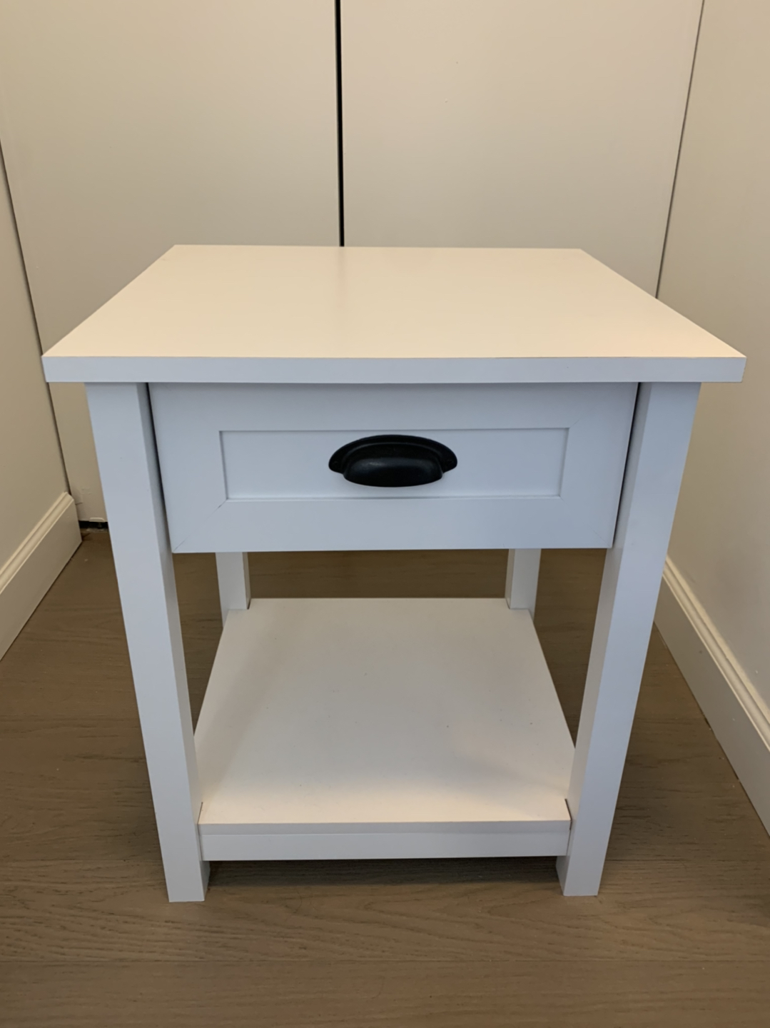 White end table excellent condition