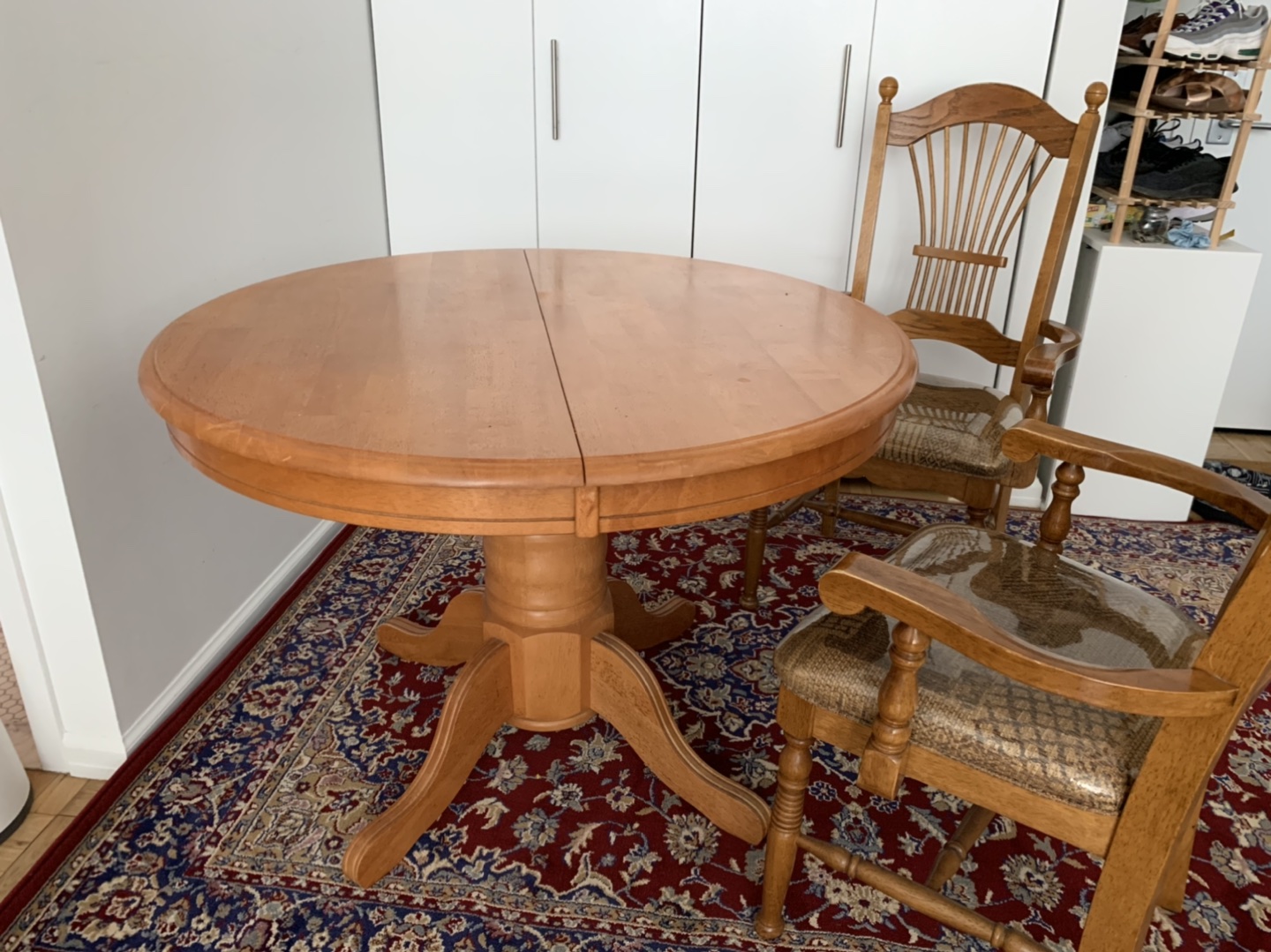Beautiful Wood Dining Table (expendable) + 2 chairs - photo 3