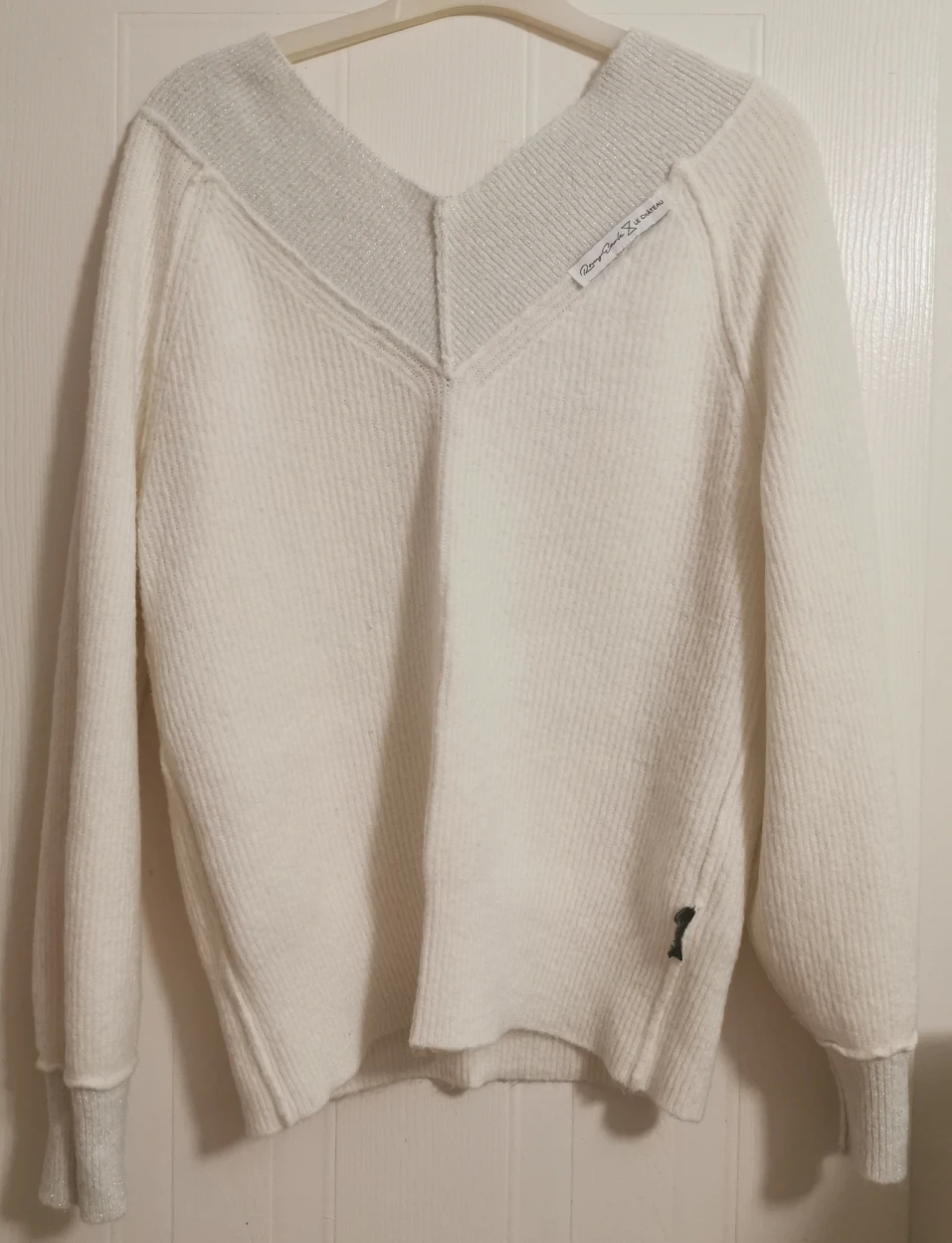 Le Chateau sweater image indicator(2)