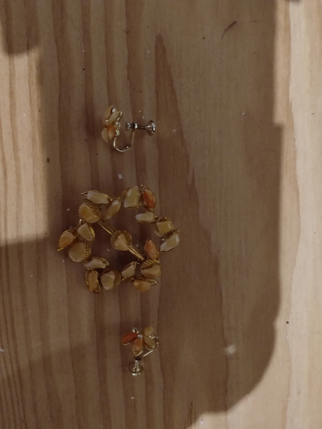Vintage brooch and screwback earrings - photo 3