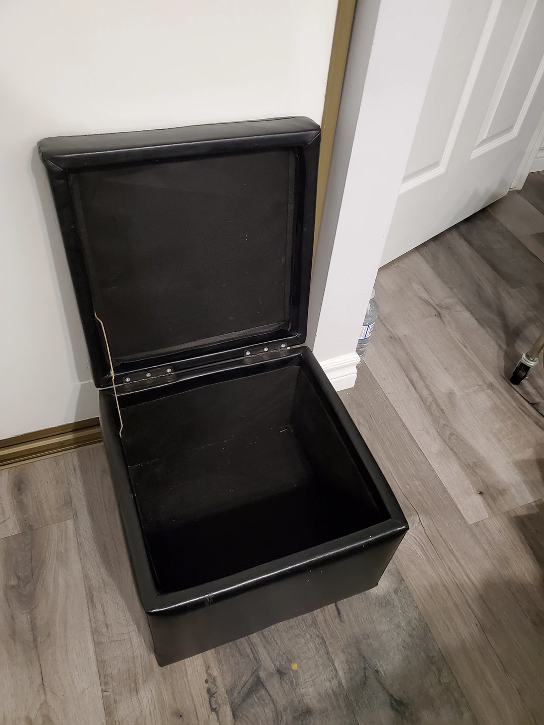 Leather chair with storage. image indicator(2)