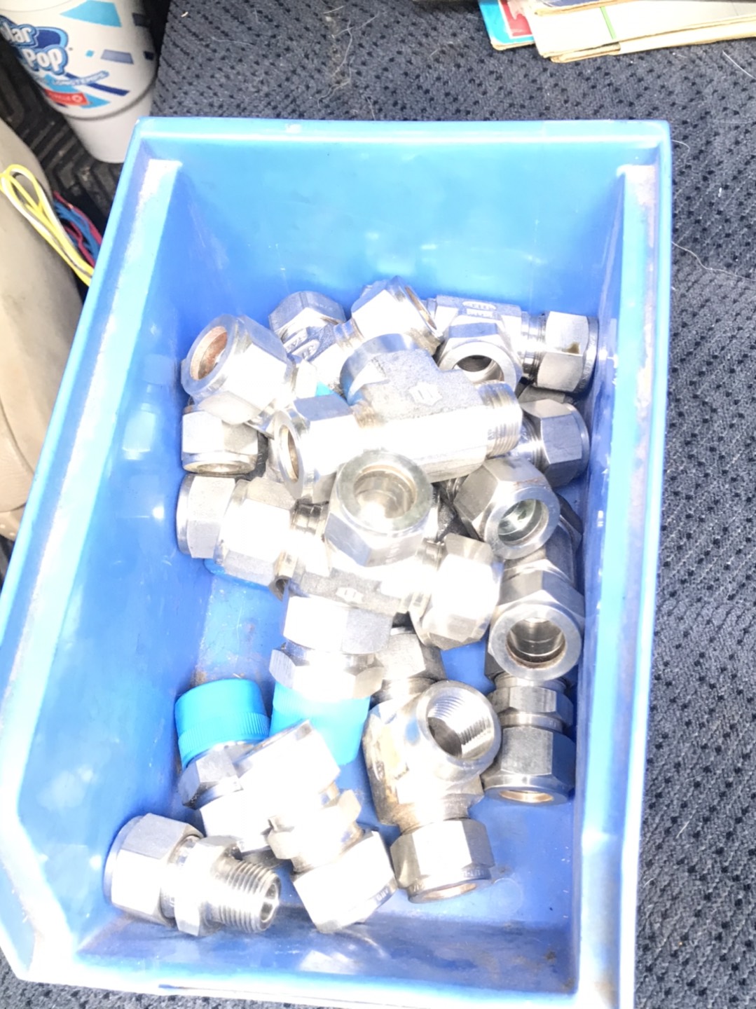 Bin of let lok 304 ss pipe fittings