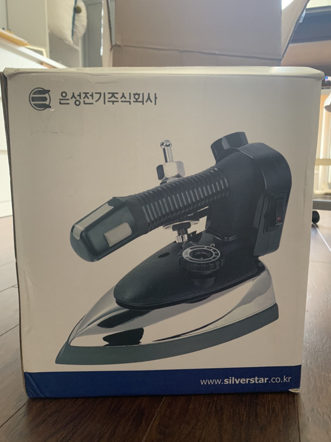 Gravity- Feed Steam Iron ~ Silver star ES-94 thumbnail