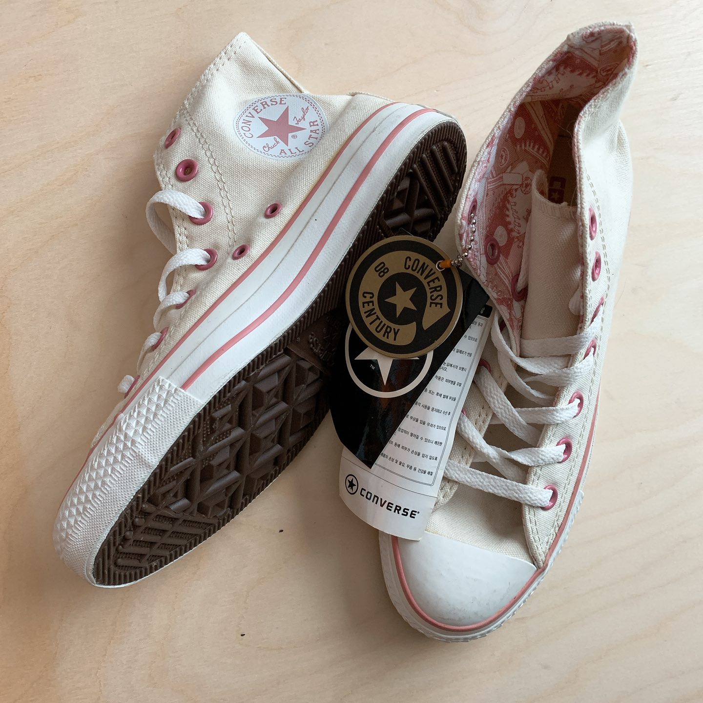 Converse Sneakers Sz W7 thumbnail