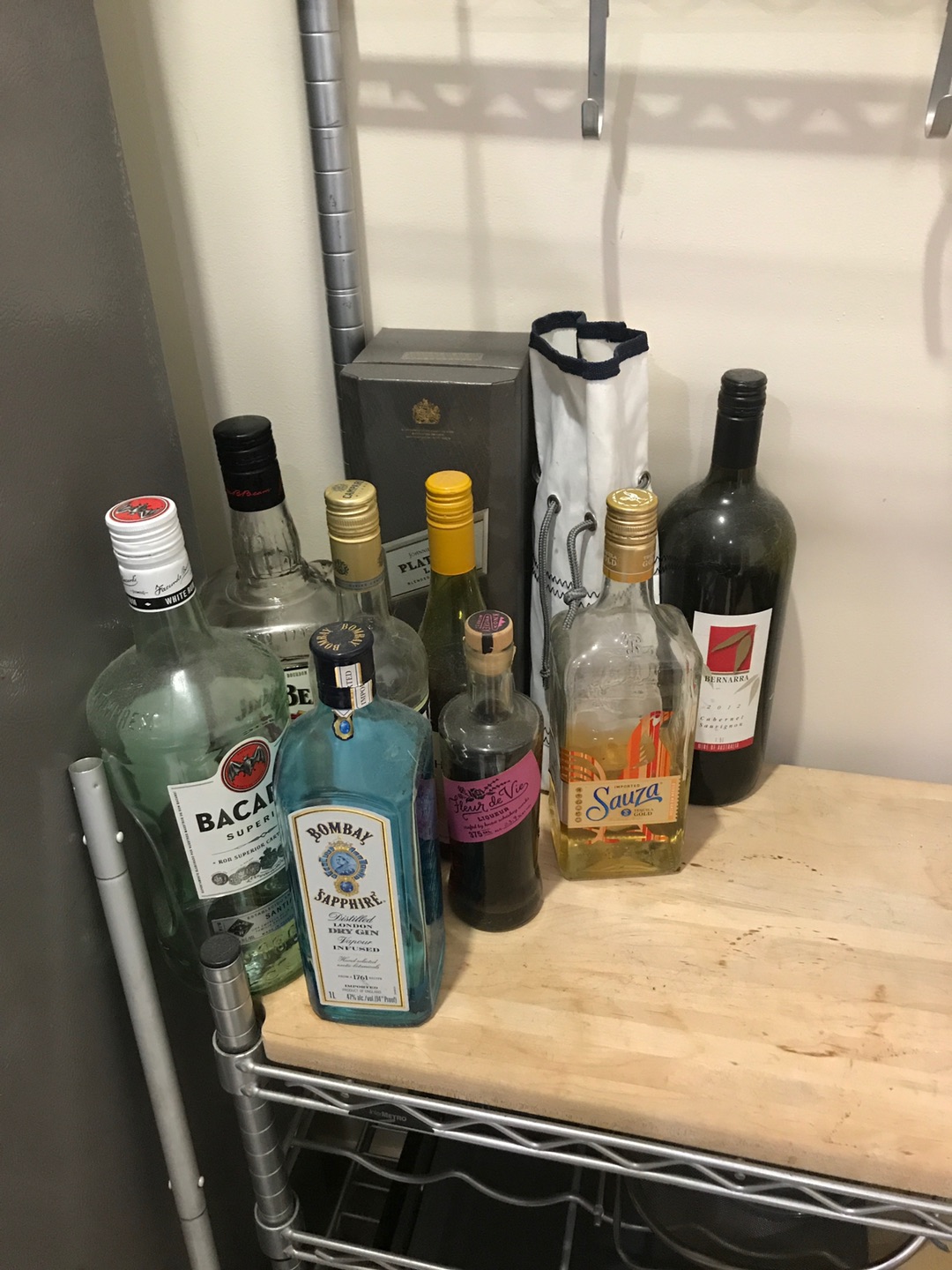 Kitchen storage rack w cutting board located in Farmingdale NY