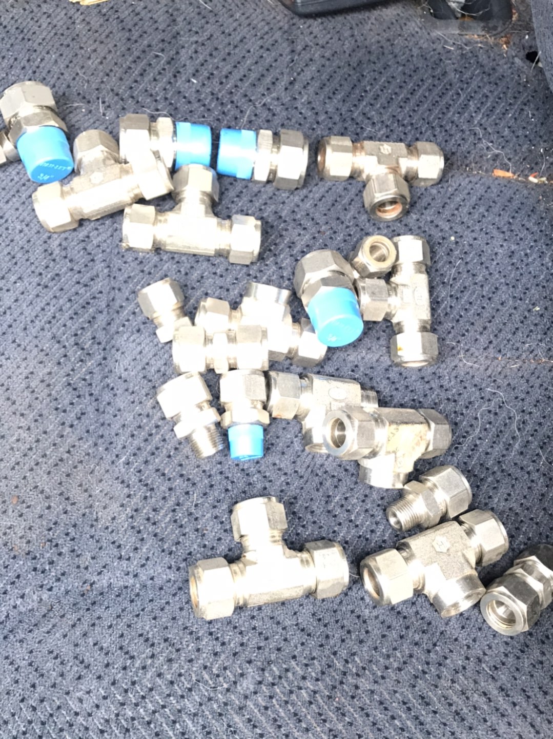 Bin of let lok 304 ss pipe fittings - photo 2