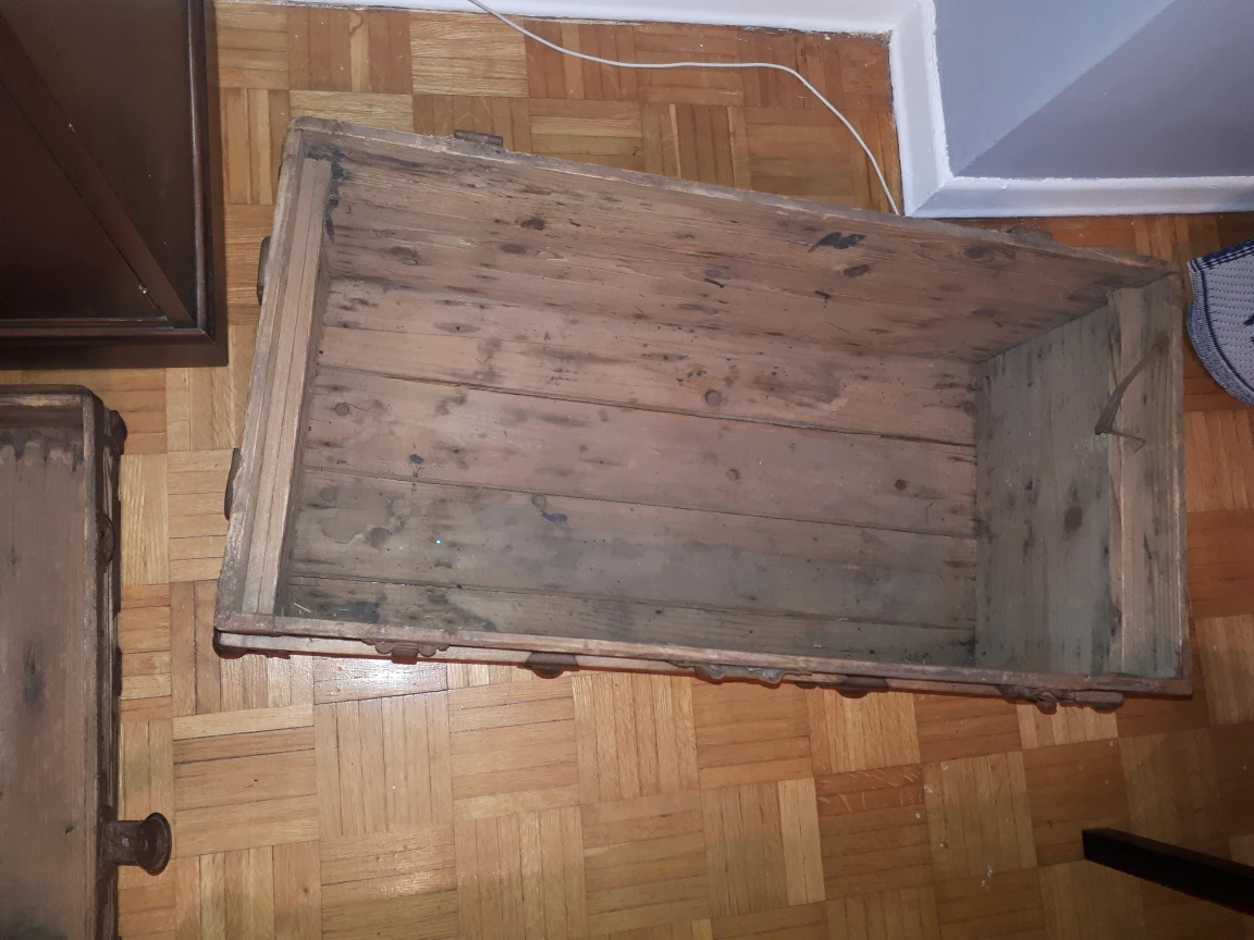 Beautiful Antique Chest! - photo 4