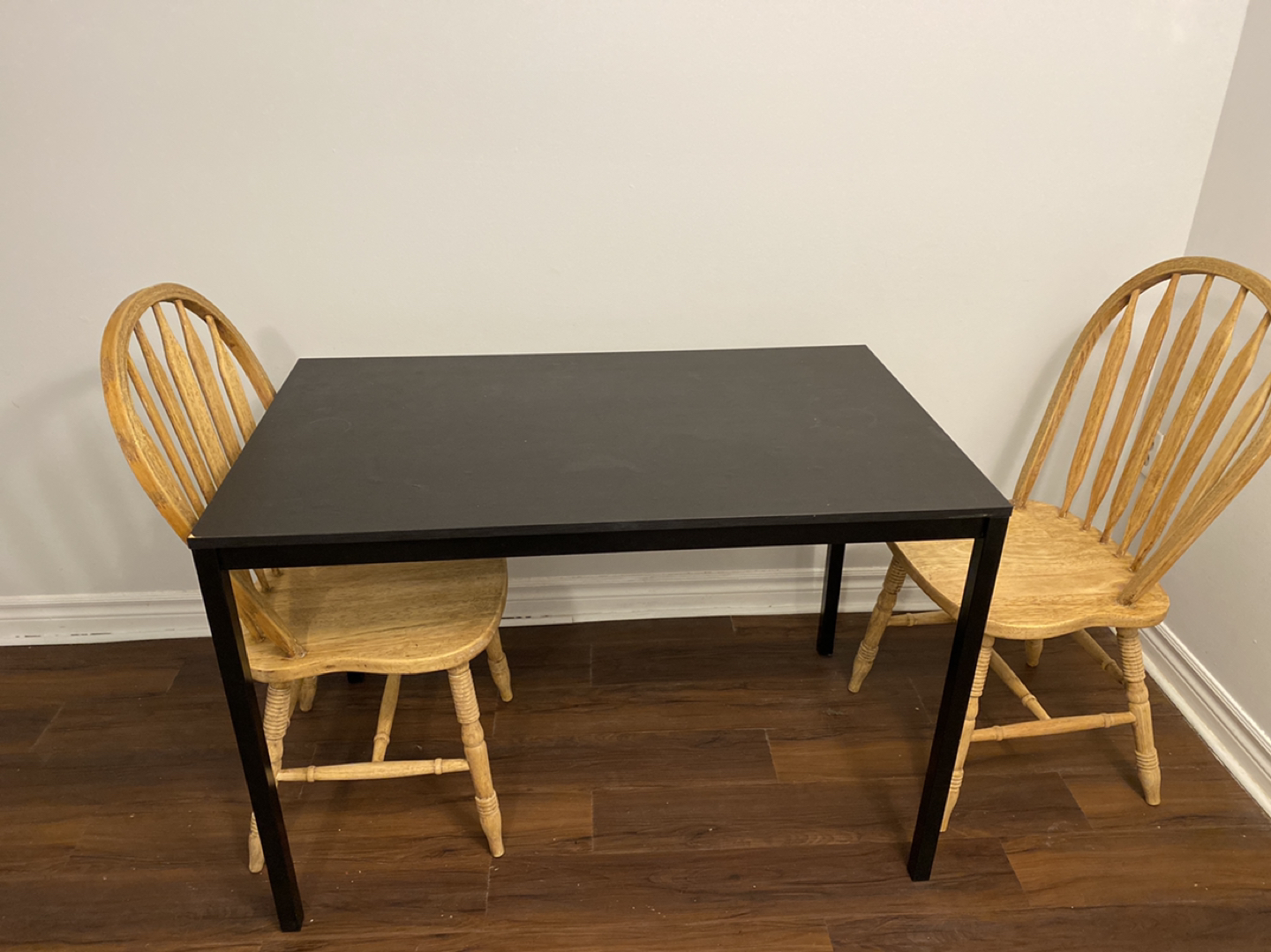 Table + 2 chairs 