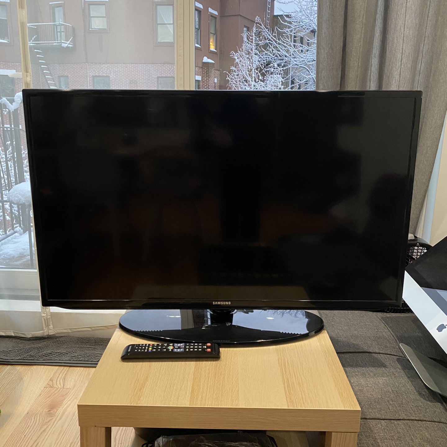 Samsung smart TV 40 inch with free HDMI