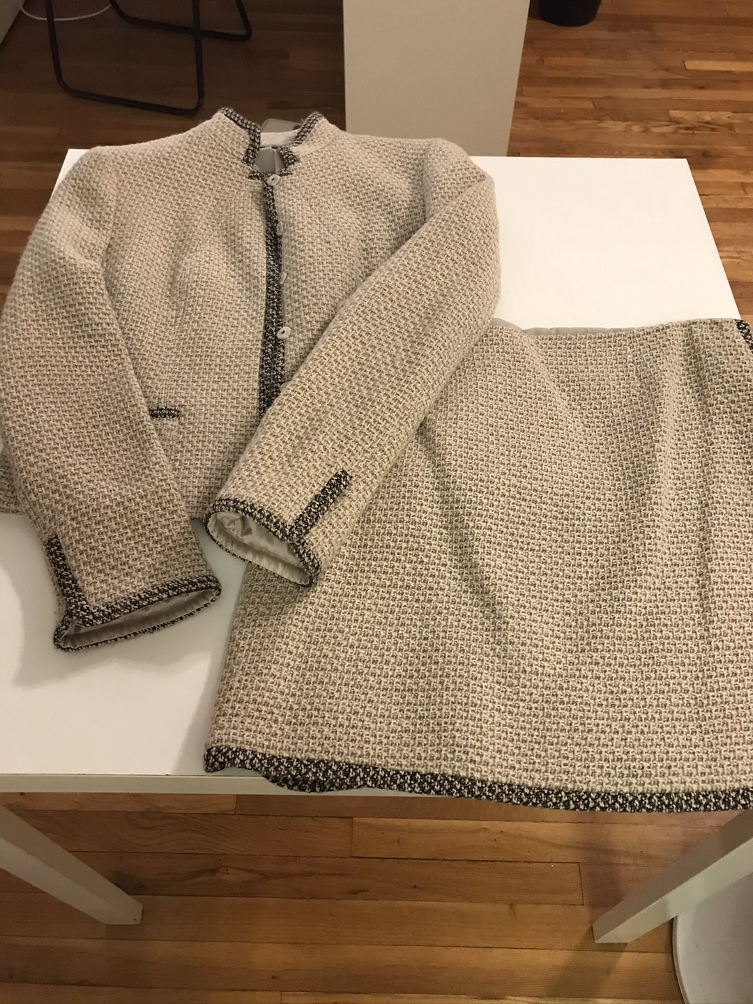 ELIE TAHARI 2-Piece SKIRT SUIT