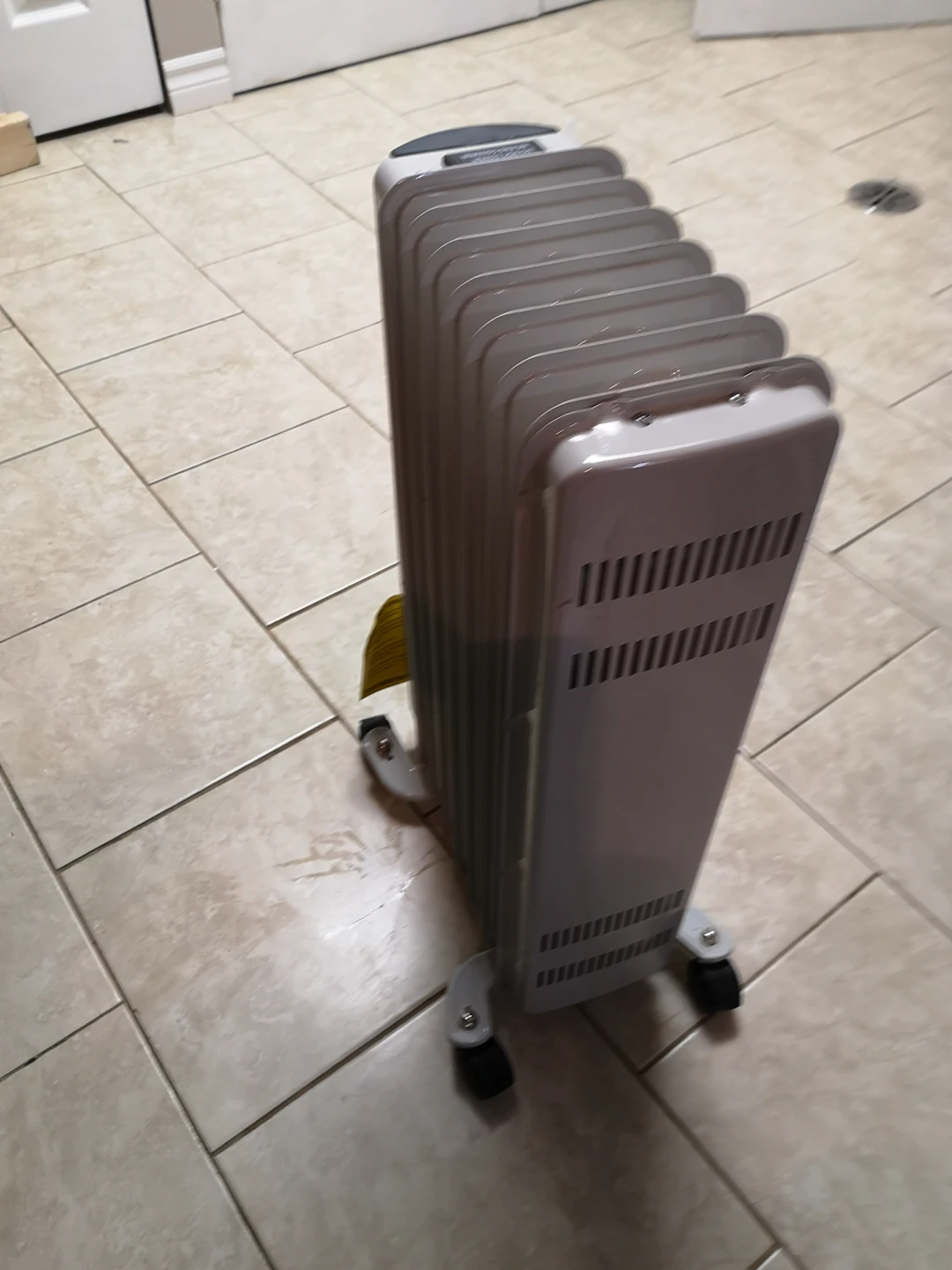 Oil filled heater with wheels, white image indicator(3)