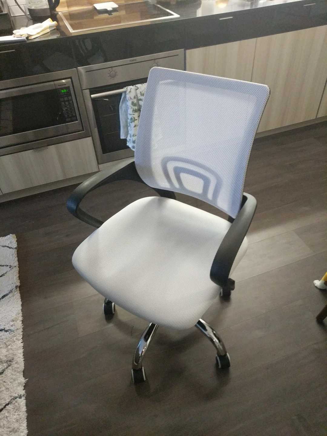 White Mesh Back Office Chair thumbnail