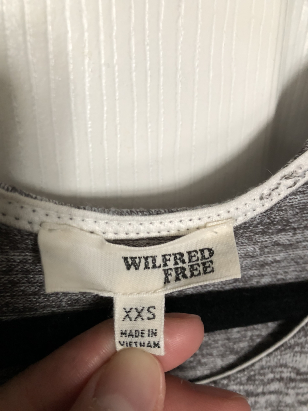 Aritzia top image indicator(2)