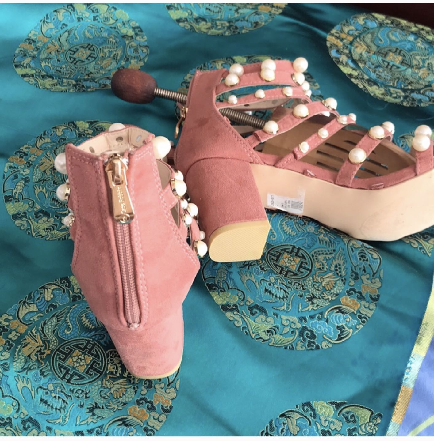 Beautiful sandals with pearls - photo 2