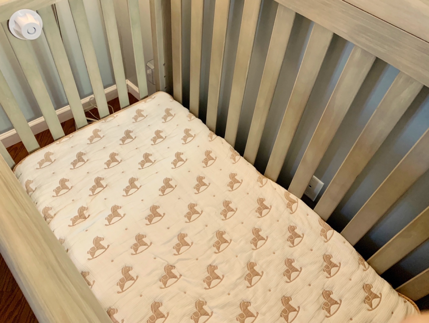 Convertible Crib and Changer - photo 4