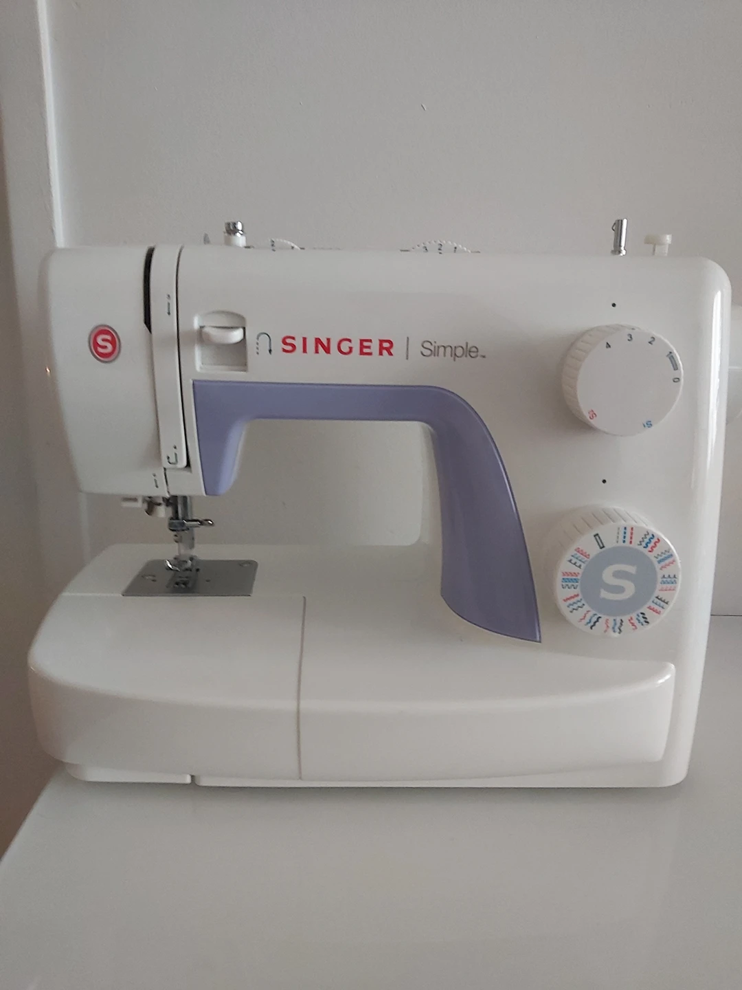 Sewing Machine Singer Simple thumbnail