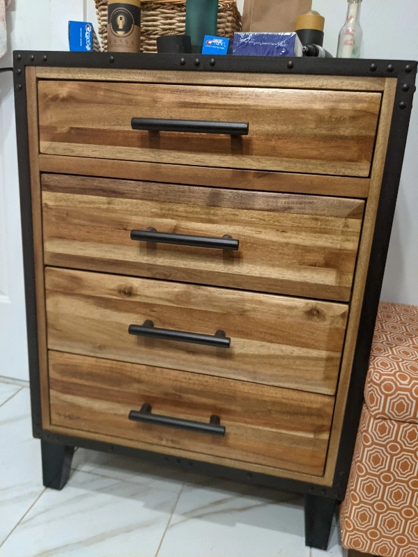 dresser with no scratches or wear/tear