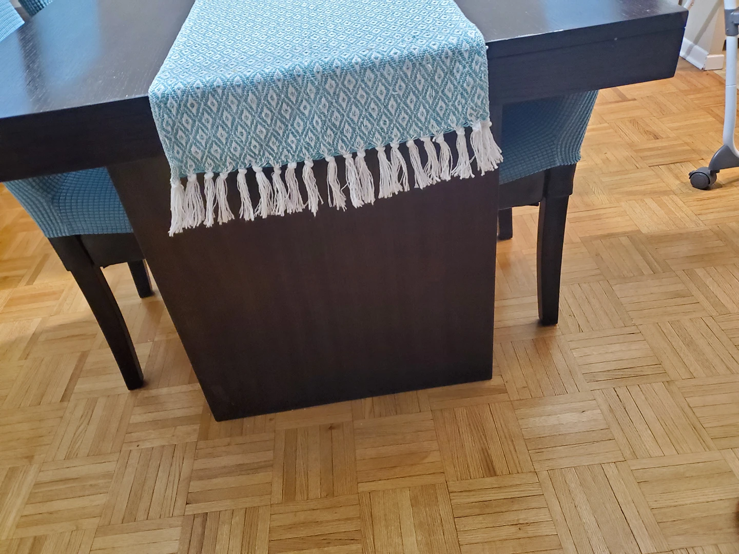 Dining table +4 chairs + 4 chair covers +runner