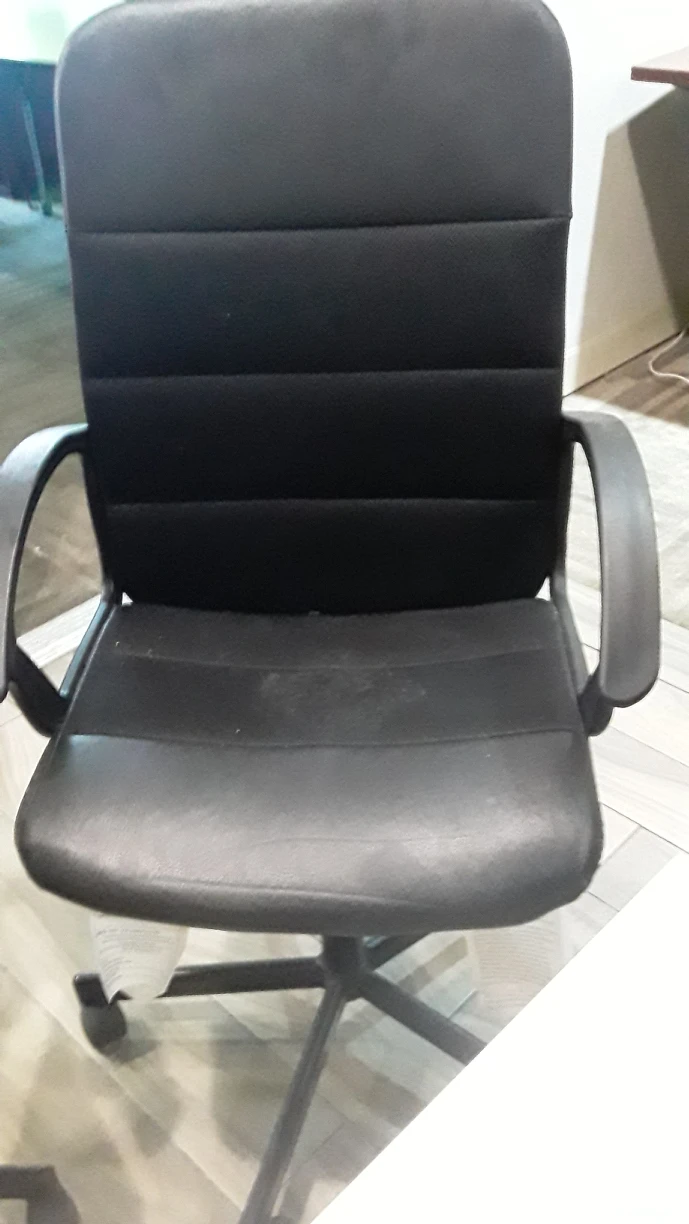4 used office chairs  black - photo 5