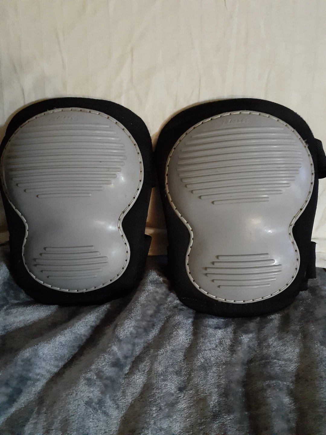 Knee pads thumbnail