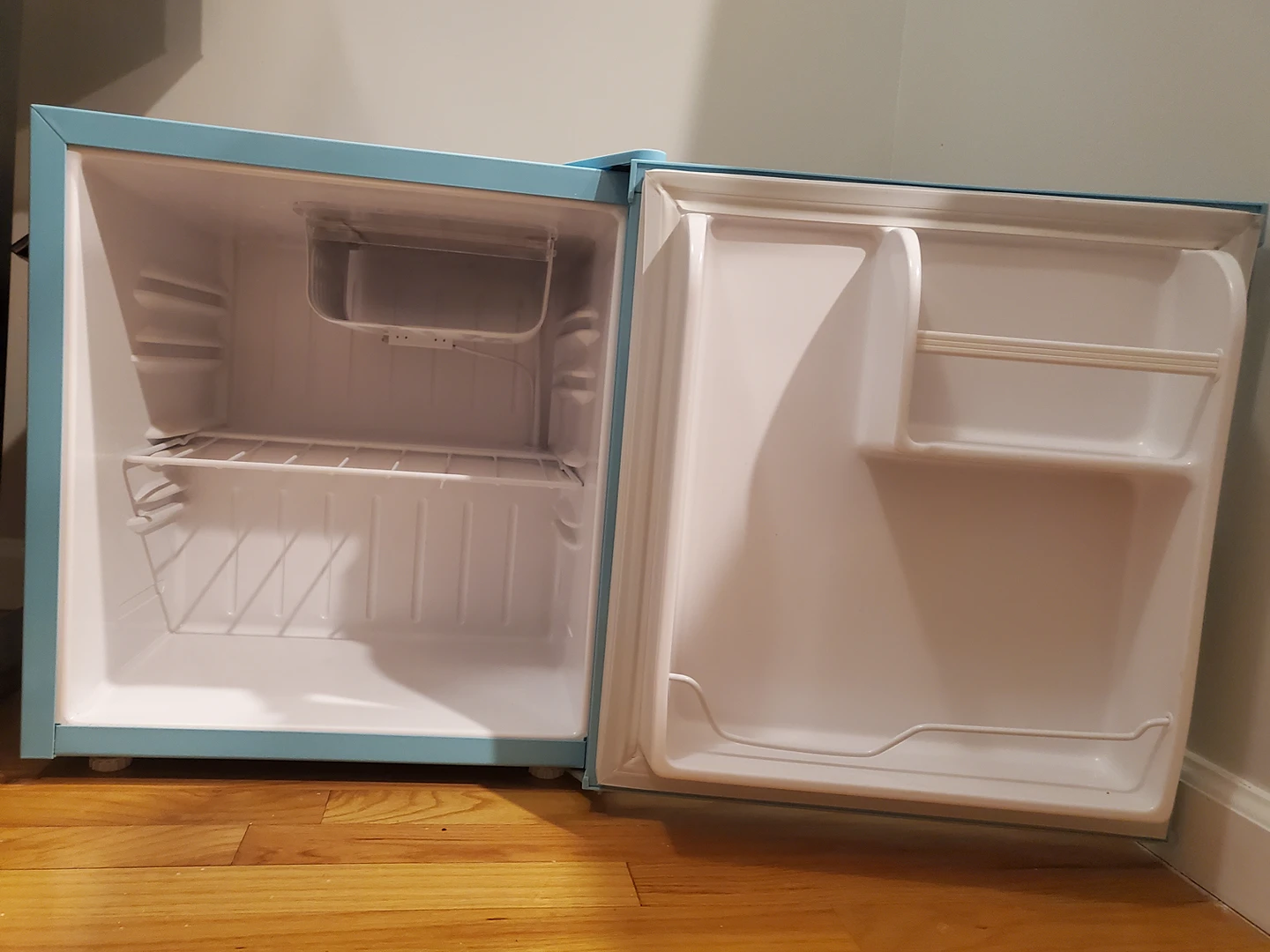Frigidaire Retro Mini Fridge - photo 2