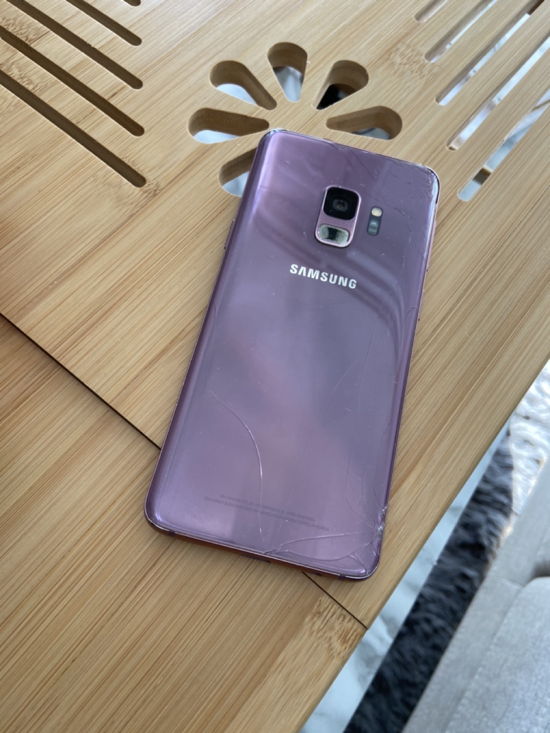 Samsung S9 for sale -has some cracks on the back - photo 2