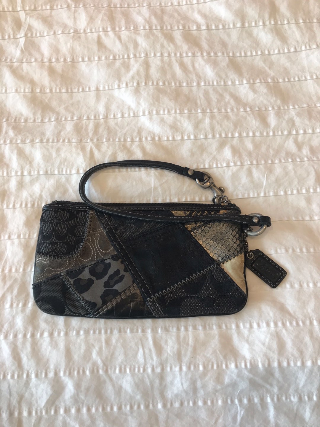Coach Wristlet  image indicator(3)