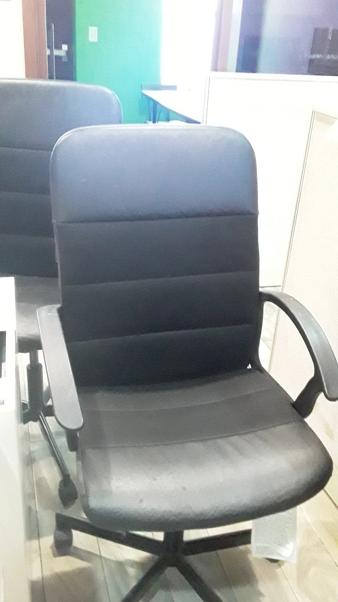 4 used office chairs  black - photo 2