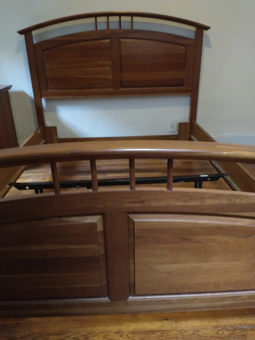 Queen wood bed frame - photo 2