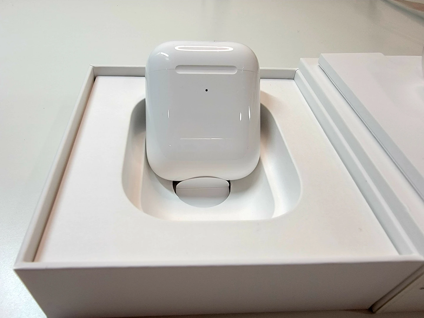 Apple AirPods 2 (2nd Gen) with Wireless Charging  Case - photo 2