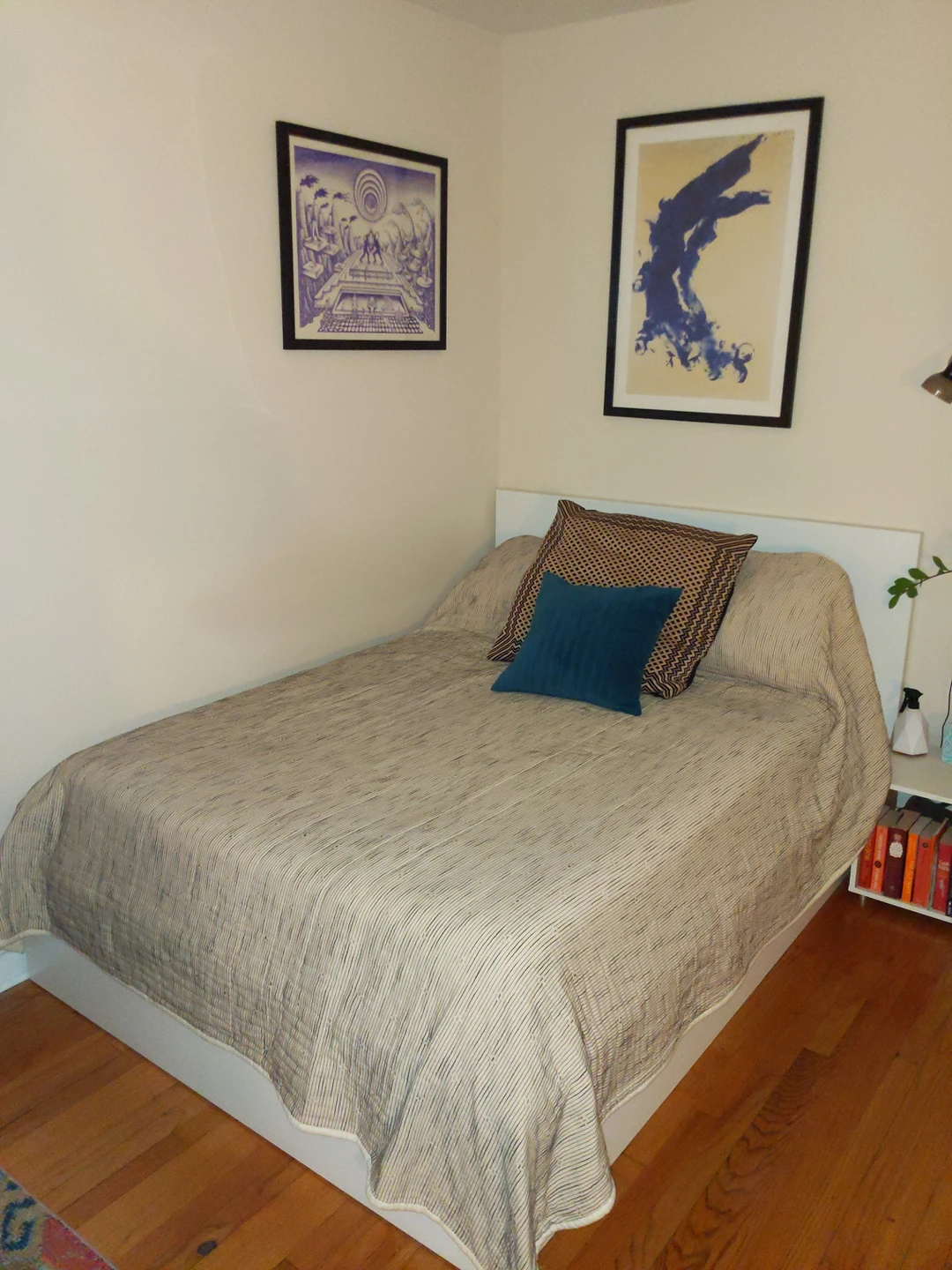 Full size lift up storage bed