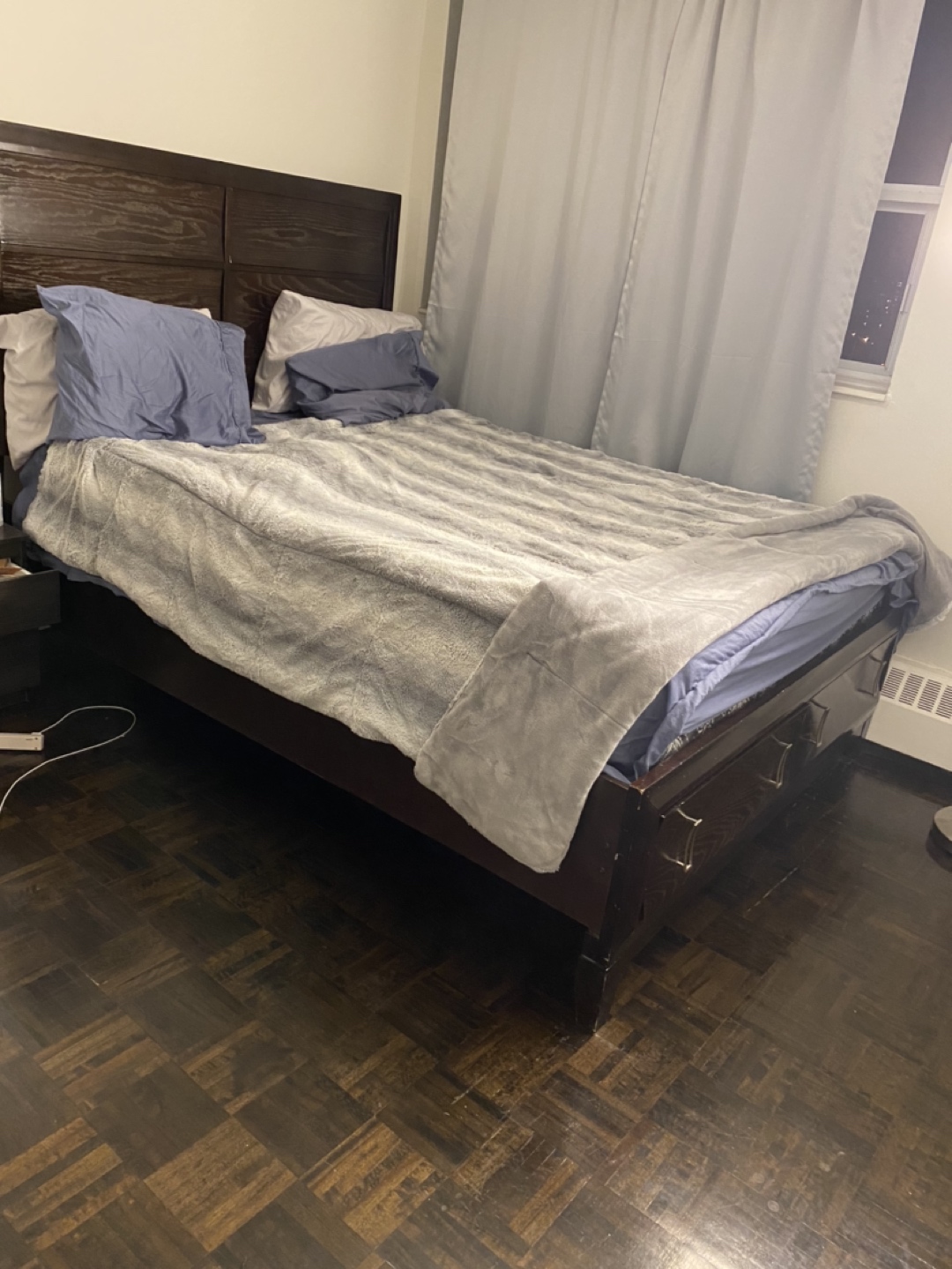 Queen size bed 