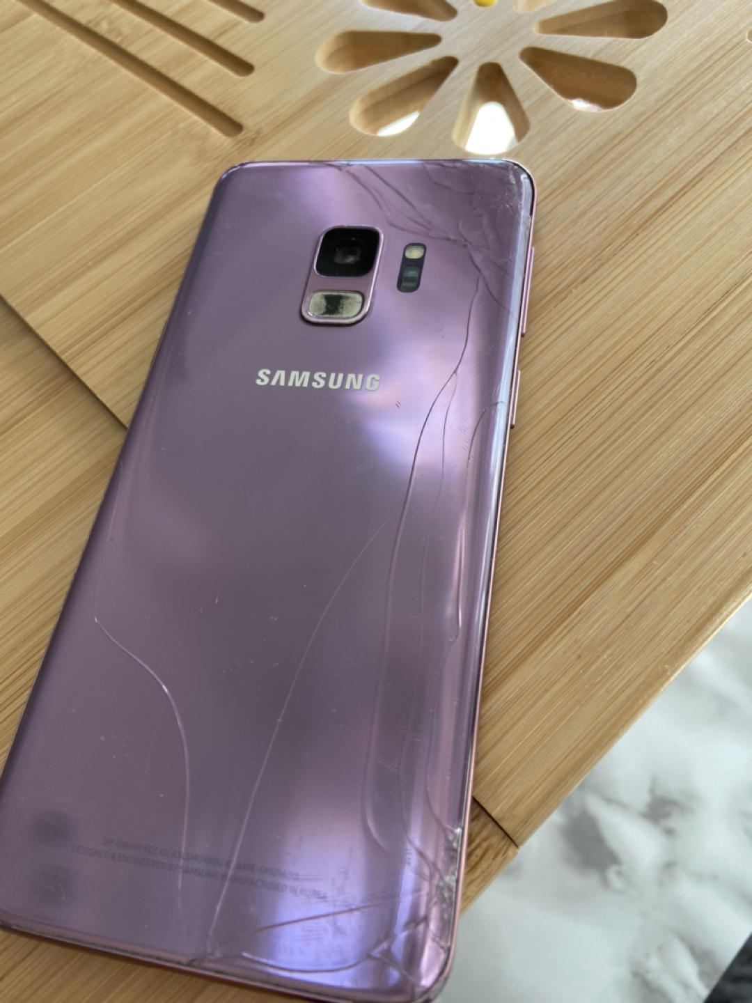 Samsung S9 for sale -has some cracks on the back - photo 3