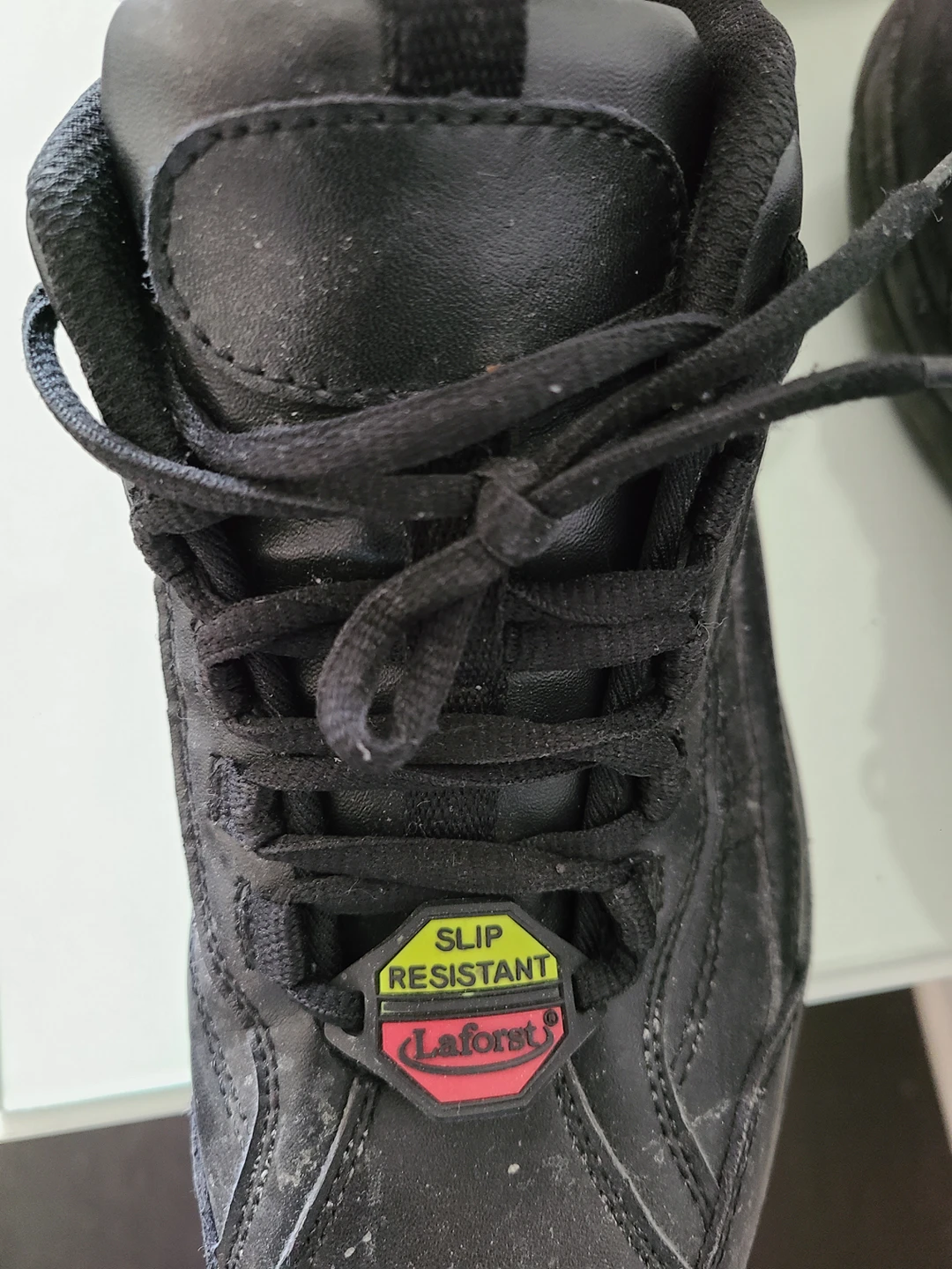 Free slip resistant trainers image indicator(2)