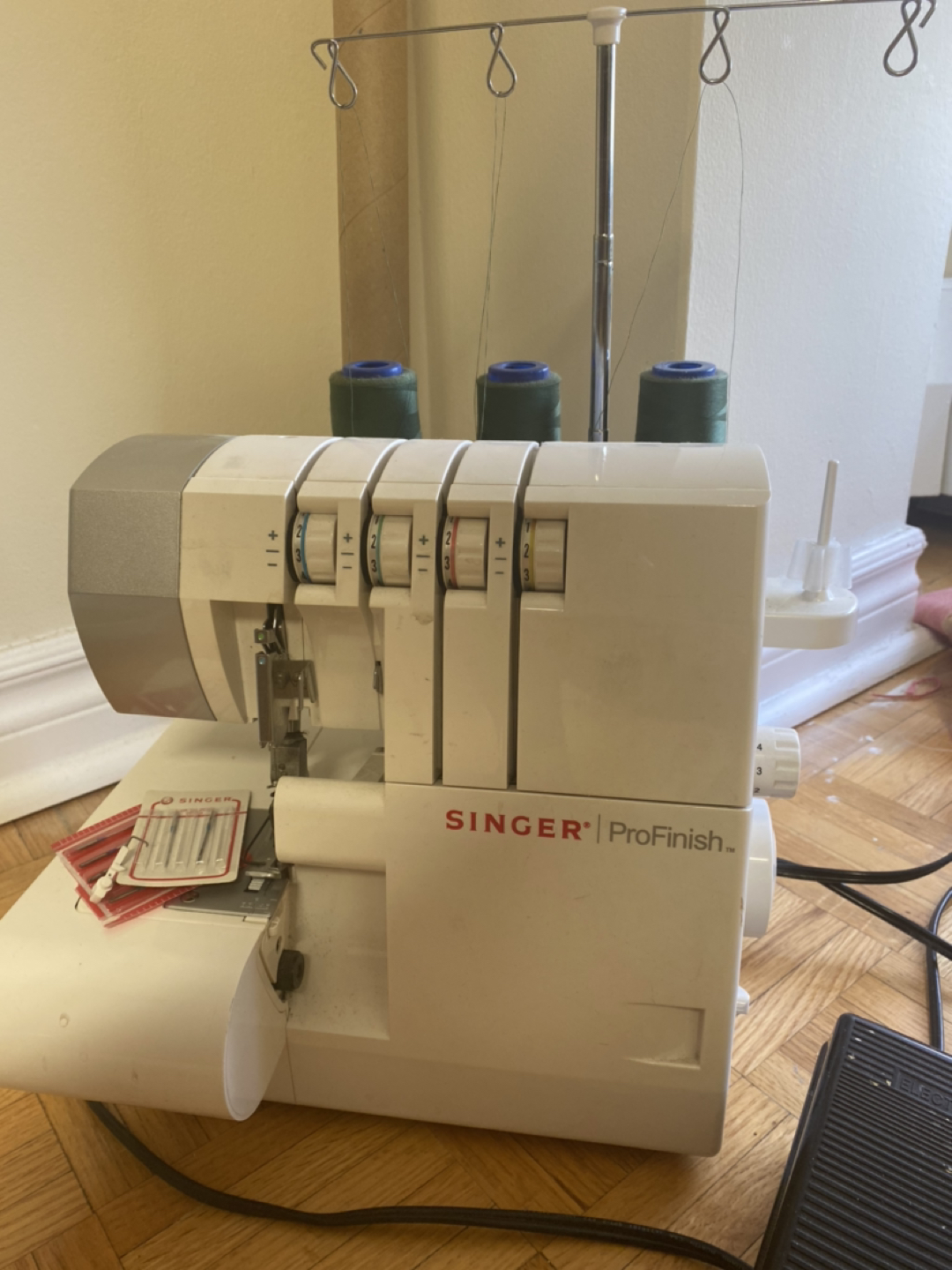 Overlock sawing machine 
